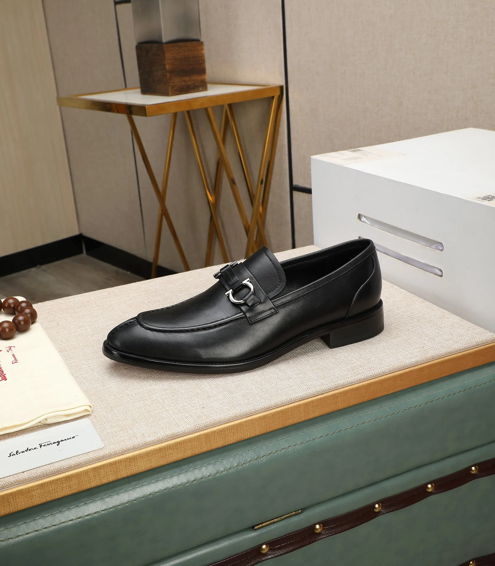 Men's shoes 💰540📛📛(water-dyed cowhide) Salvatore Ferragamo high-end (Salvatore Ferragamo) is the world's top luxury footwear brand. It comes from the fashion kingdom of Italy and is famous all over the world for its traditional handmade design and novel styles...🚶🏻🚶🏻New suit shoes are available simultaneously at the counter. This model is purely handmade. The fabric is imported from Italy's original first-layer cowhide. Soft water-dyed cowhide lining. Original authentic outsole🌀🌀Size: 38➖44 (45 customized)